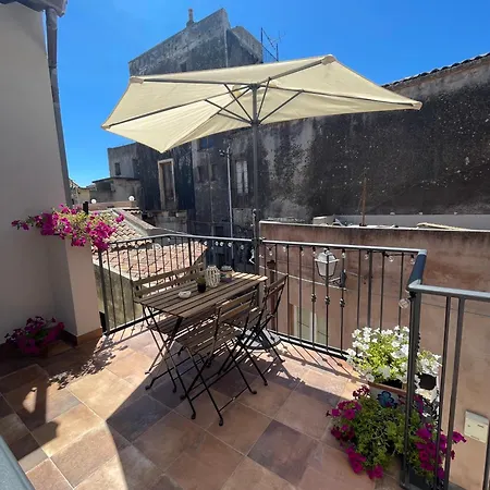 Delia'S Apartments Acireale Esterno foto